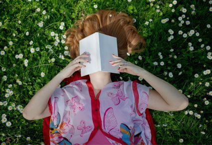 Huiveringwekkende Thrillers - vrouw leest boek in park