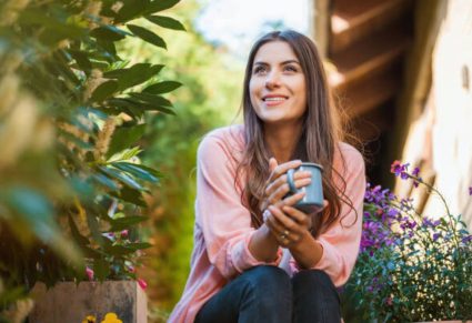 Sfeer In De Tuin, vrouw drinkt kop thee in haar tuin