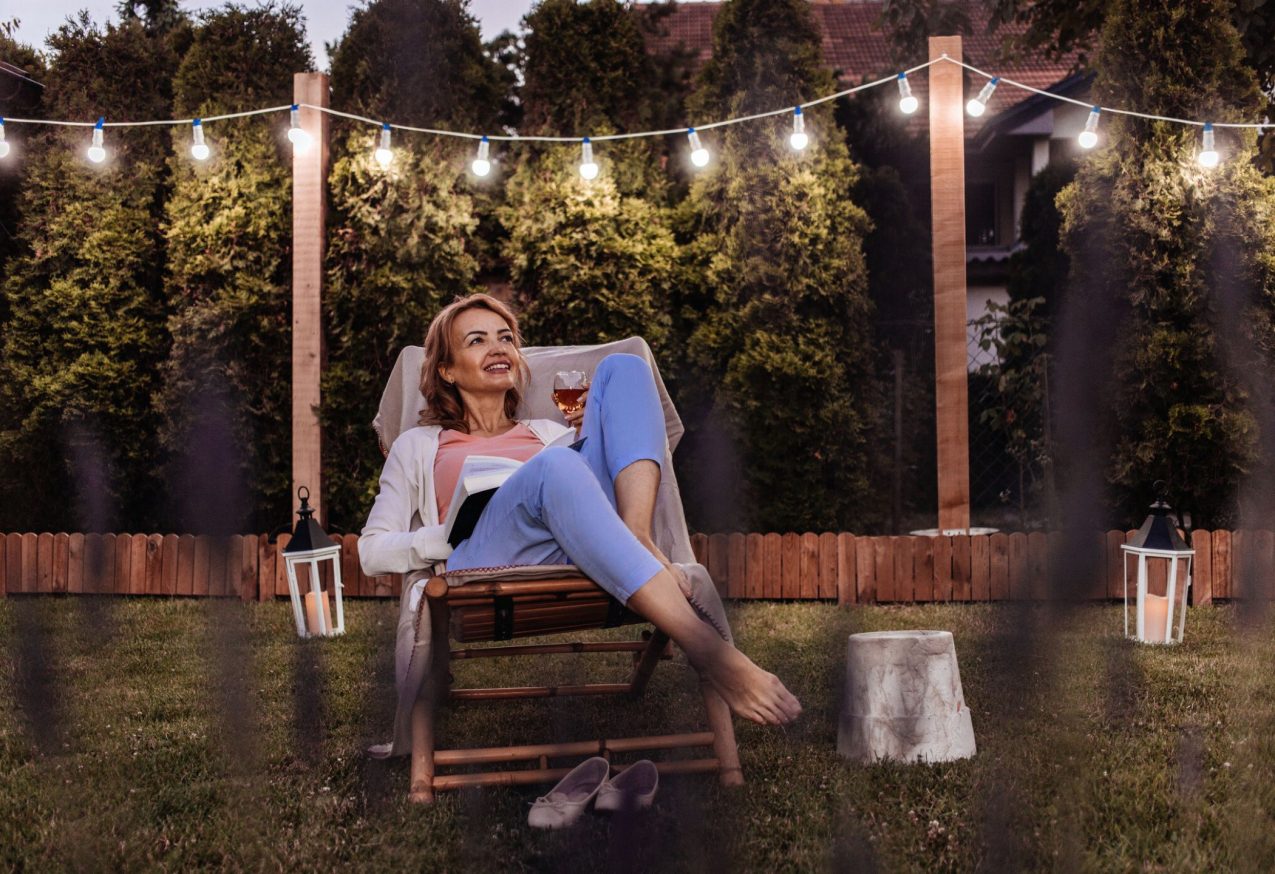 Sierfontein Van Action, vrouw in tuin in de avond
