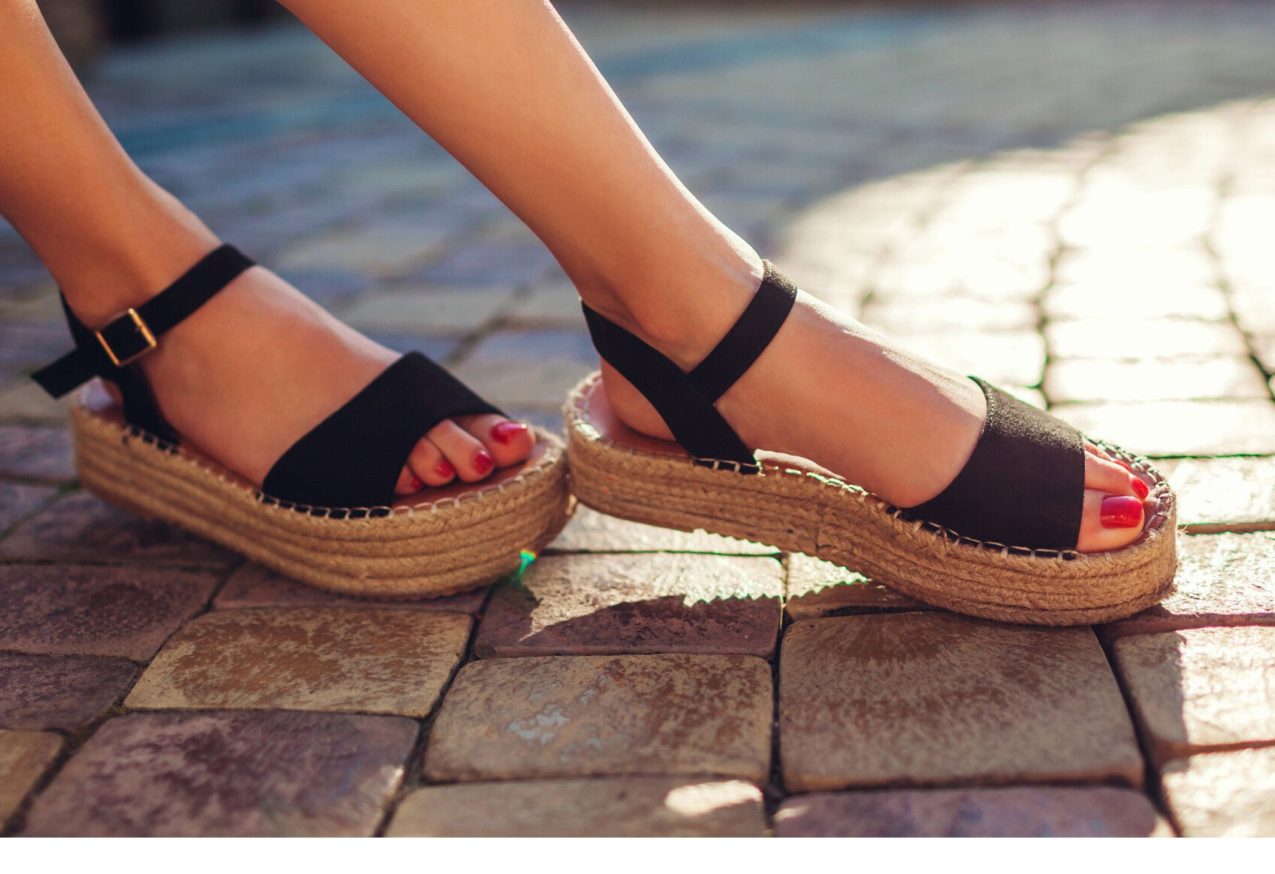 Voeten Met Sandalen In Zonlicht