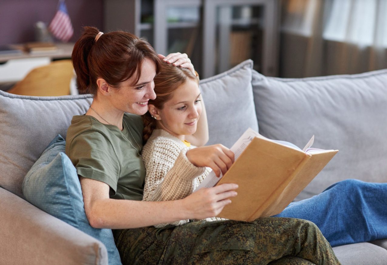 Kinderboeken - moeder leest kinderboek met dochter