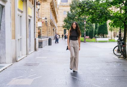 Nooit Uit De Mode: mooi vrouw in stad