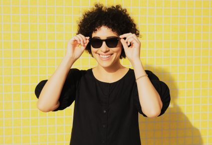 Perfecte Zomerblouse - vrouw met blouse van HEMA aan