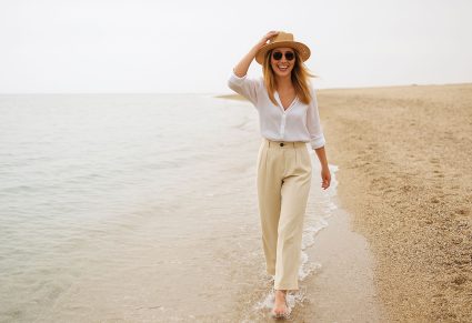 vrouw op strand met Ultieme Linnen Broek van hema aan
