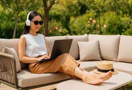 Vrouw Op Betaalbare Loungeset Kwantum