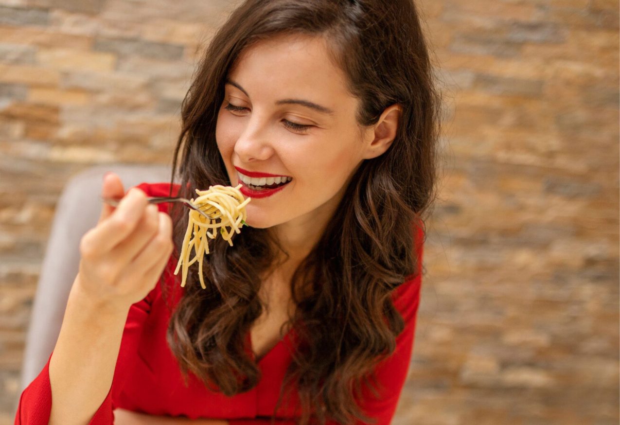 Elektrische Lunchbox: vrouw eet spaghetti