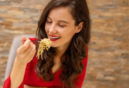 Elektrische Lunchbox: vrouw eet spaghetti