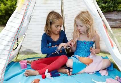 Kindvriendelijk Speelparadijs: 2 meisjes die in de tuin in een tent spelen