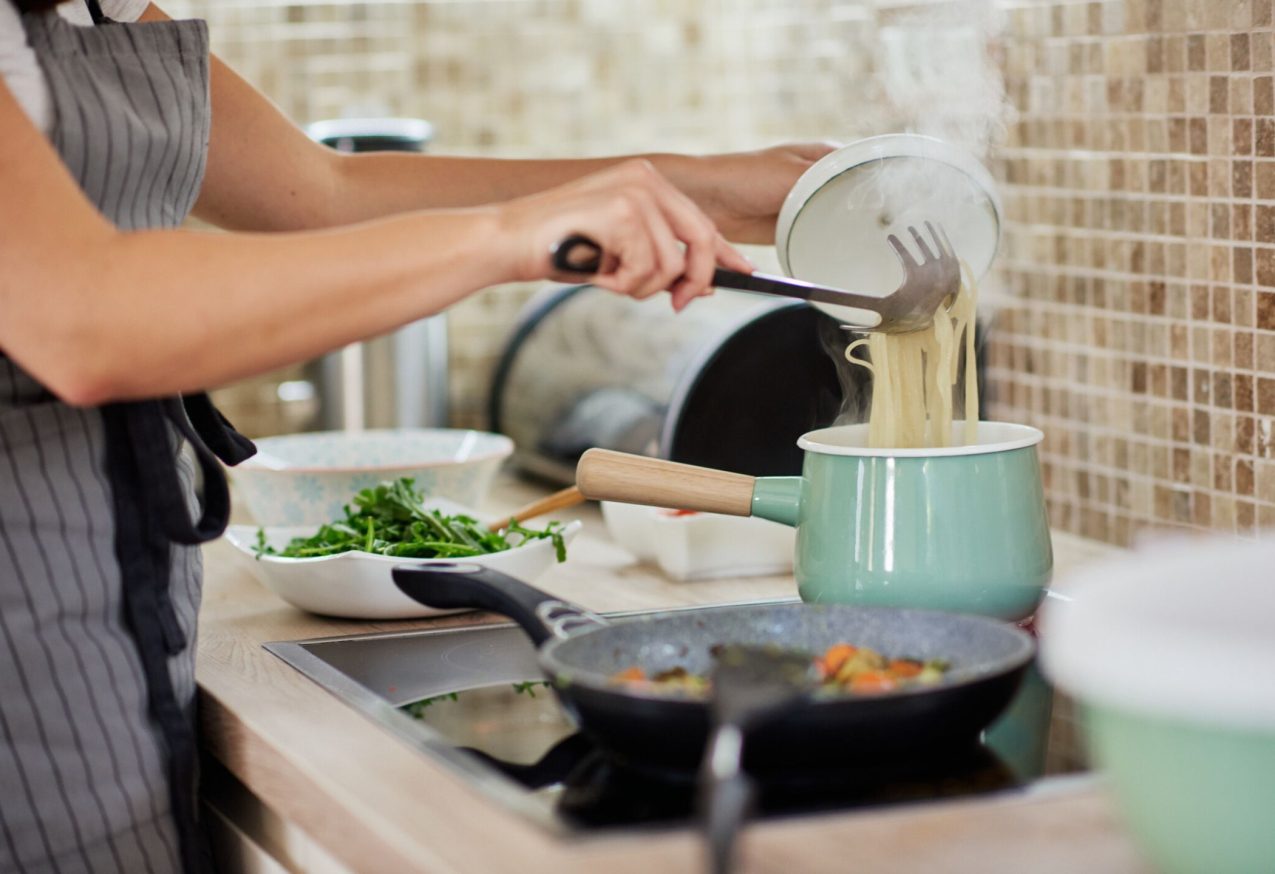 vrouw maakt Koude Pastasalades