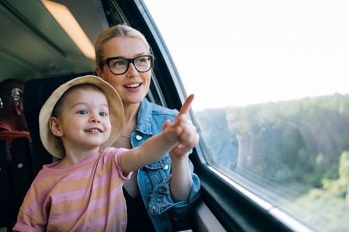 Uitjes in de zomer: moeder met kind in de trein