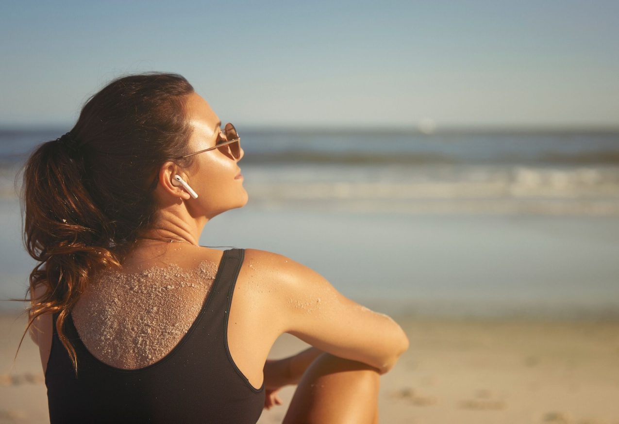 Vrouw Strand Met Apple Airpods Pro