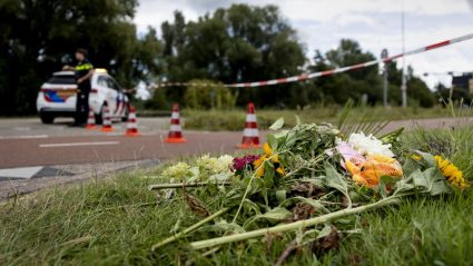 Bloemen ter nagedachtenis aan Lisa van 17 jaar die dood werd aangetroffen langs een berm in Duivendrecht.
