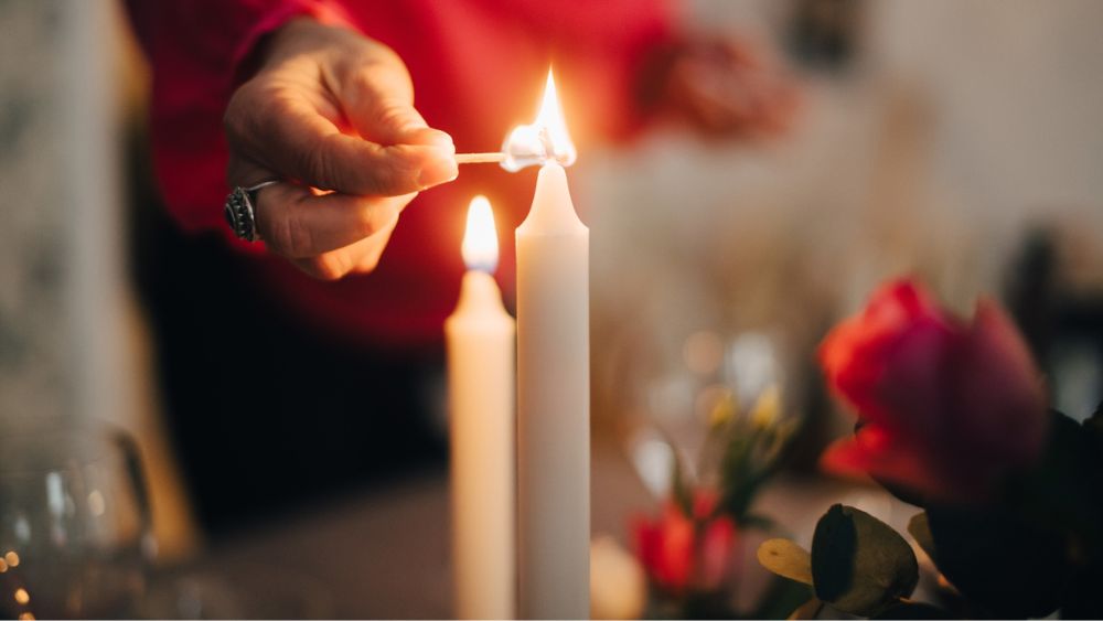 Kaarsvet gemorst? Zo verwijder je het uit je bank