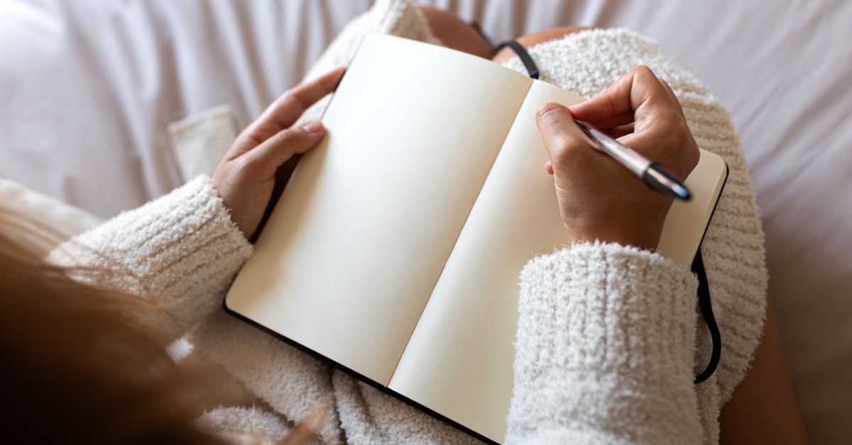 Vrouw probeert de week met overzicht te beginnen