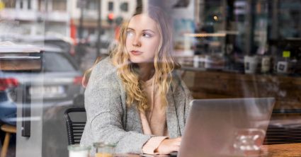 Vrouw met laptop, maakt wachtwoorden in orde