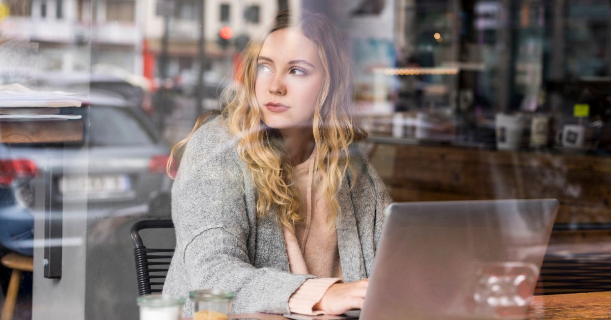 Vrouw met laptop, maakt wachtwoorden in orde
