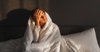 vrouw die griep heeft, schoonmaken