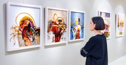 Hotspots: vrouw kijkt naar kunst