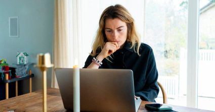 Vrouw met laptop - let op nepmails van Infomedics