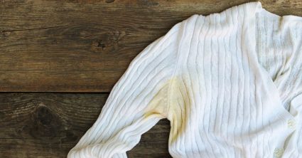 zweetvlekken in witte kleding