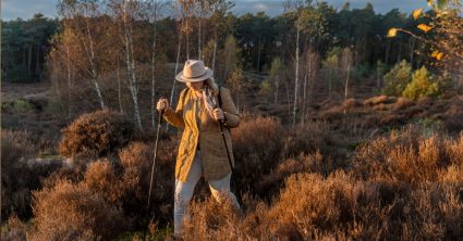 Vrouw is aan het hiken in een natuurgebied