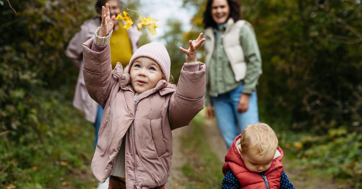 Gezin aan het wandelen, uitje voor de voorjaarsvakantie