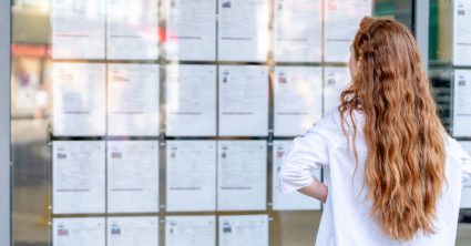 Vrouw kijkt naar woningaanbod - huis kopen