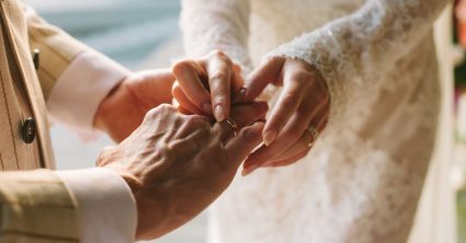 Man en vrouw houden hand vast - trouwen