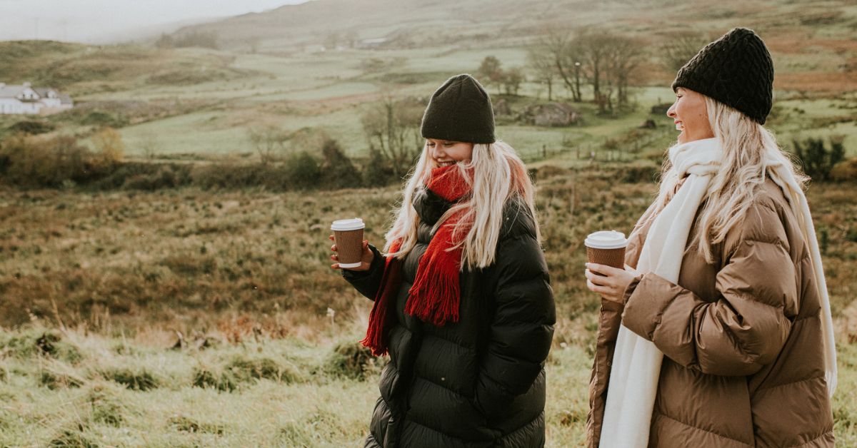 Vrouwen in de natuur met een dikke winterjas
