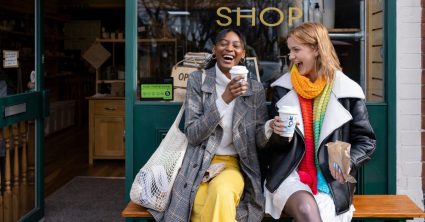 Twee vrouwen die lachen - uitjes voor in het weekend
