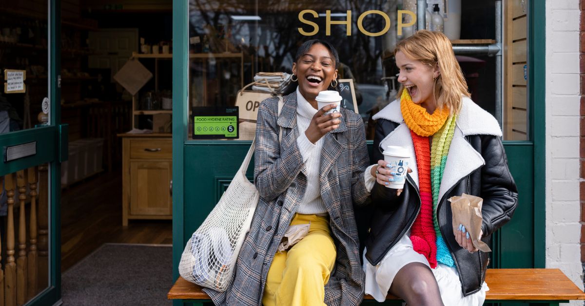 Twee vrouwen die lachen - uitjes voor in het weekend