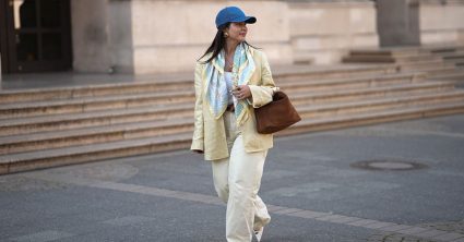 Vrouw in een butter yelow en blauwe outfit - lente 2026