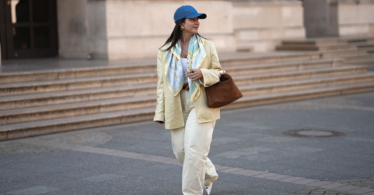 Vrouw in een butter yelow en blauwe outfit - lente 2026