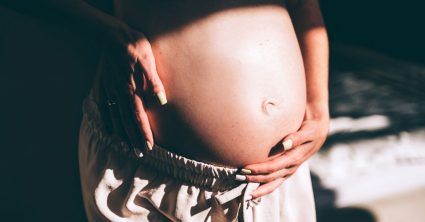 Vrouw laat buik zien - zwangerschap