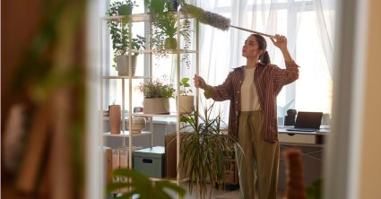 Vrouw maakt schoon in huis - voorjaarsschoonmaak