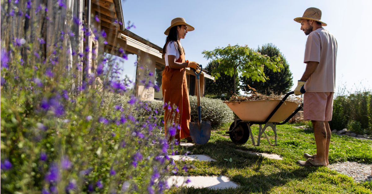 Man en vrouw bezig in de tuin, subsidie voor tegelwippen