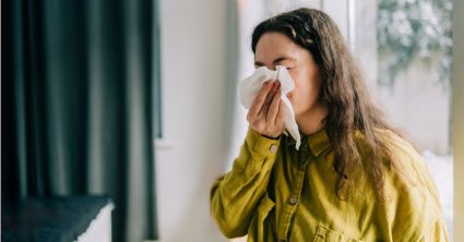 Vrouw niest - last van hooikoorts