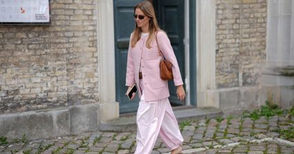 Vrouw draagt een gekleurde roze jeans