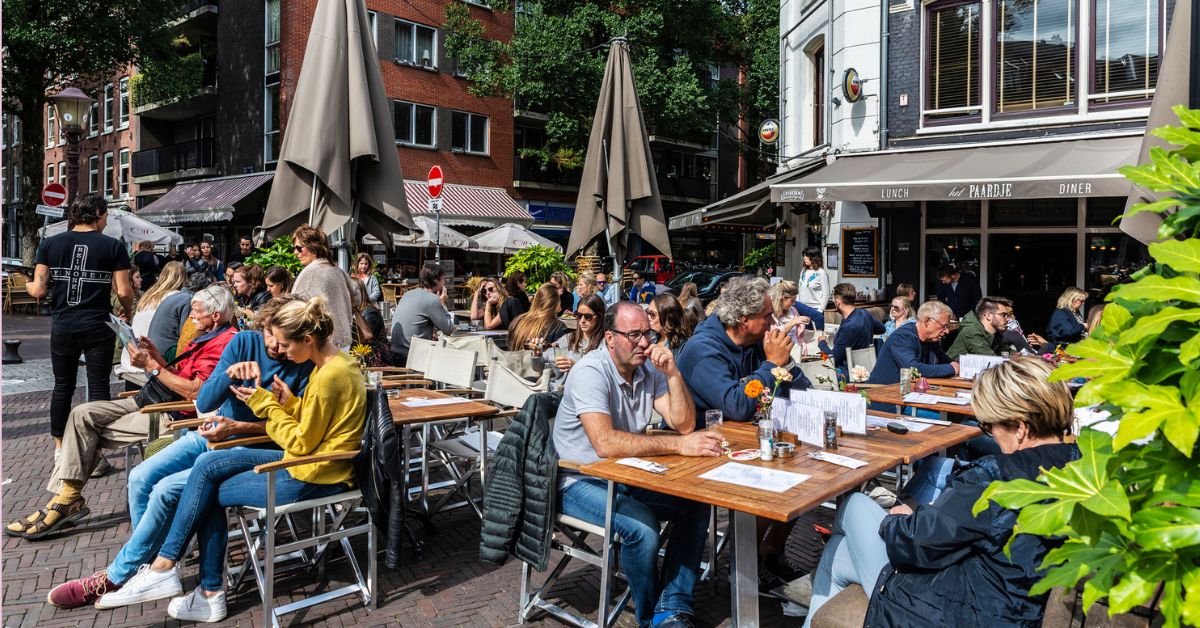 Mensen op het terras - weer dit wekend