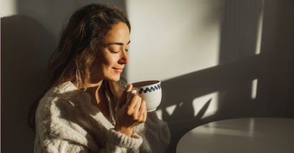 Vrouw met kop thee - zomertijd