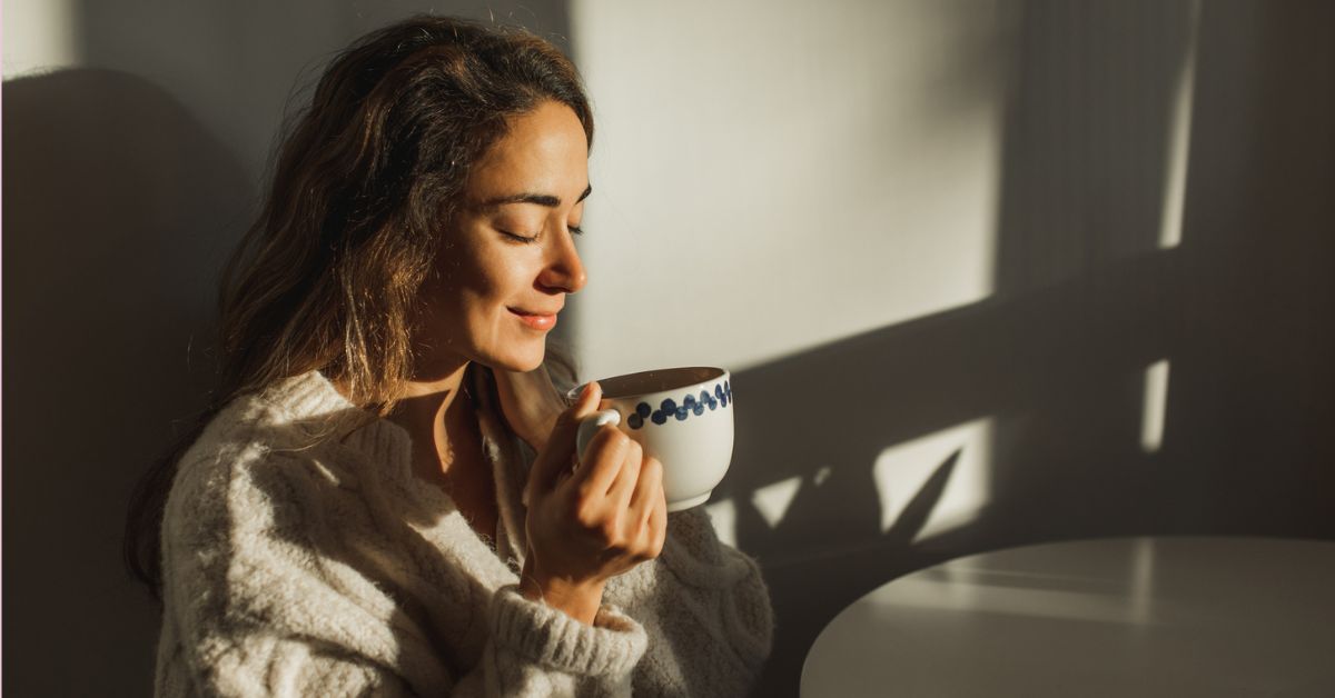 Vrouw met kop thee - zomertijd