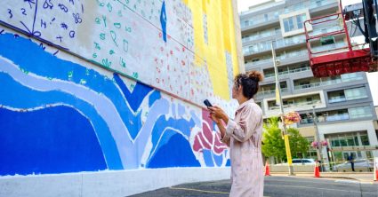Vrouw bekijkt kunstwerken