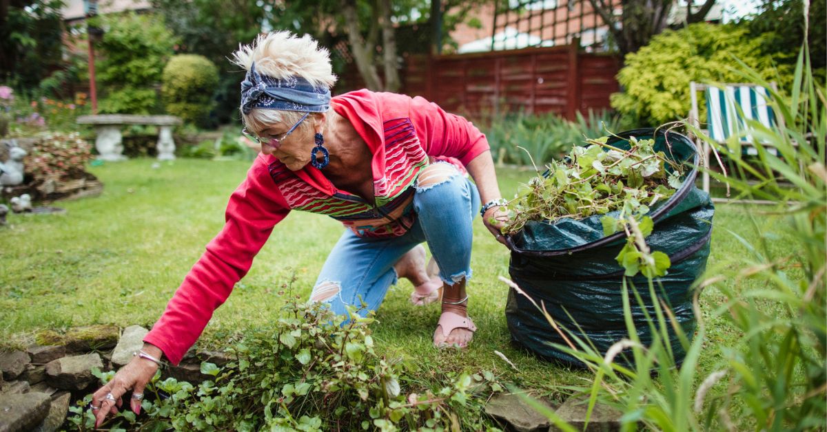 Vrouw is in de tuin bezig - tuinieren in april