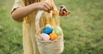 meisje met paaseieren in mand - paasweekend