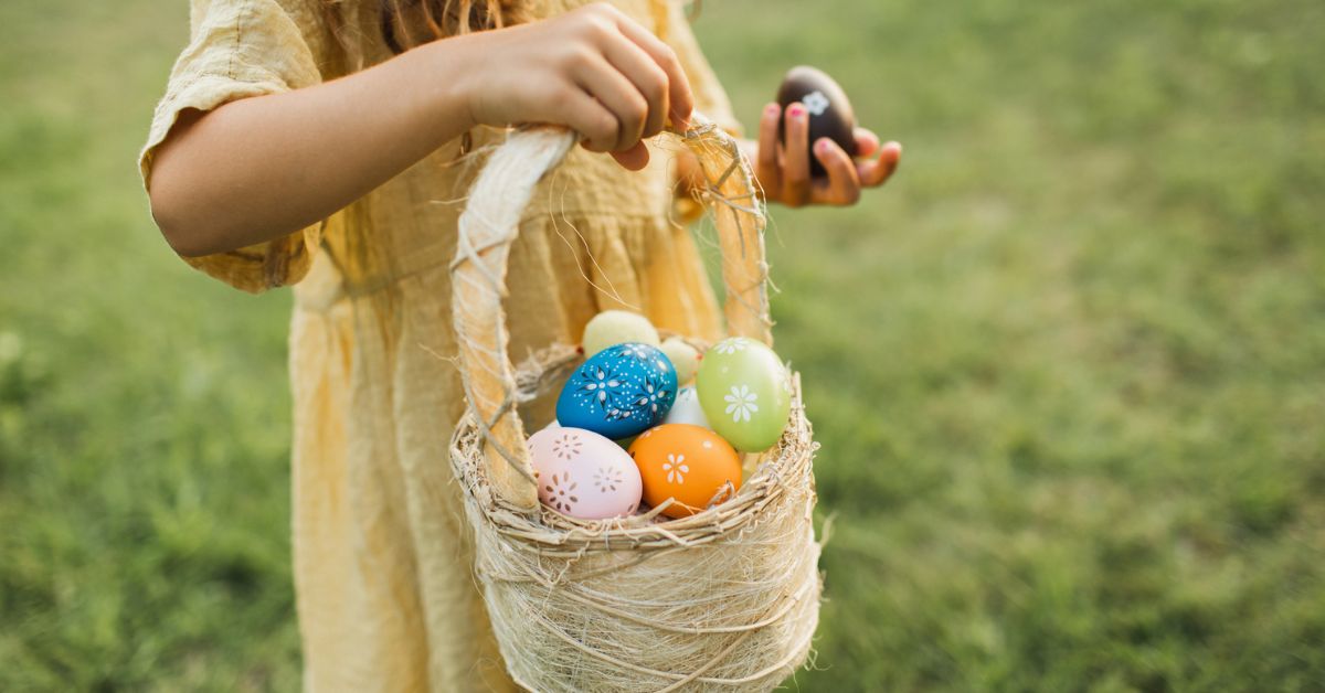 meisje met paaseieren in mand - paasweekend