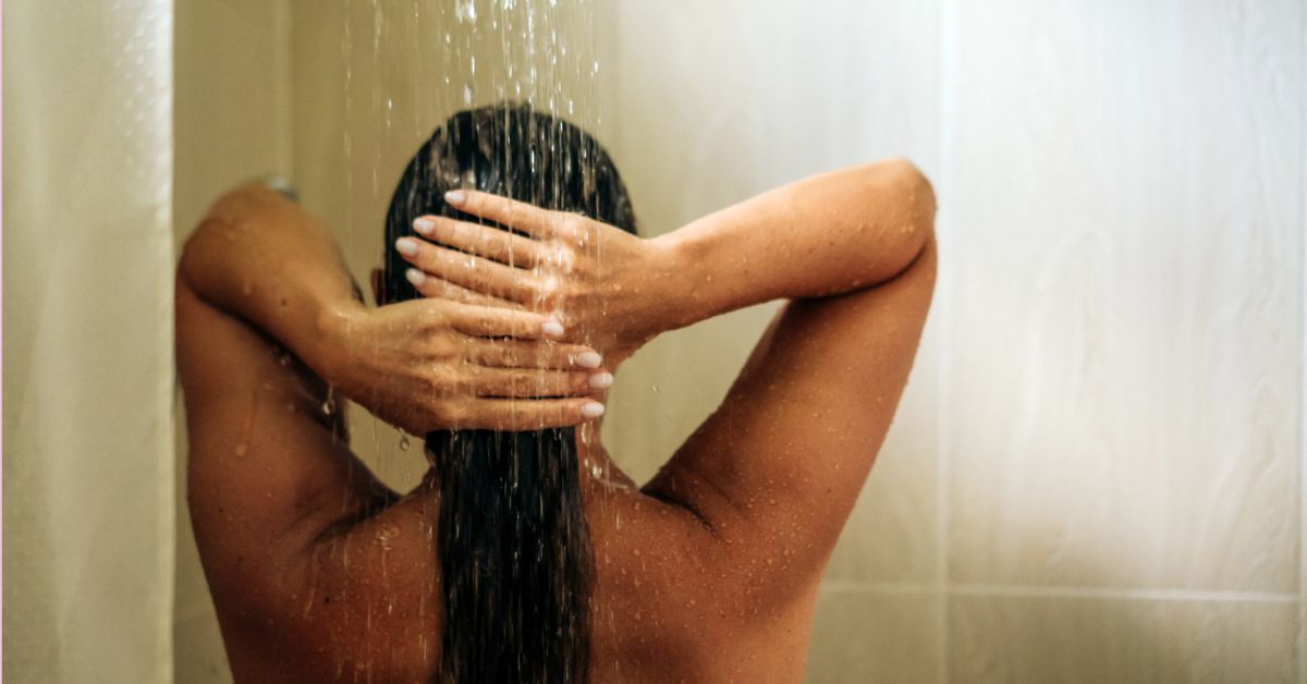 vrouw is aan het douchen - douche schoonmaken