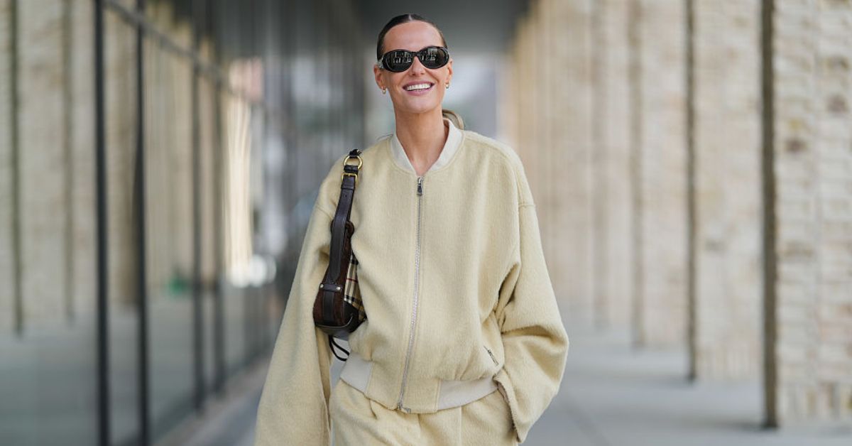 Vrouw loopt in pastel bomberjack voor het voorjaar
