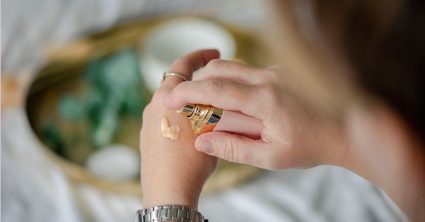 Vrouw brengt foundation aan op hand