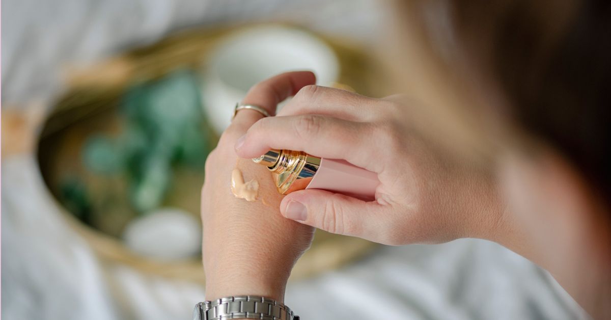 Vrouw brengt foundation aan op hand