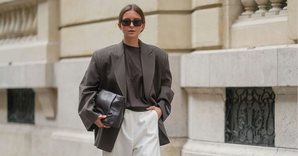 wat trek je aan bij 15 graden? - Vrouw met laagjes outfit